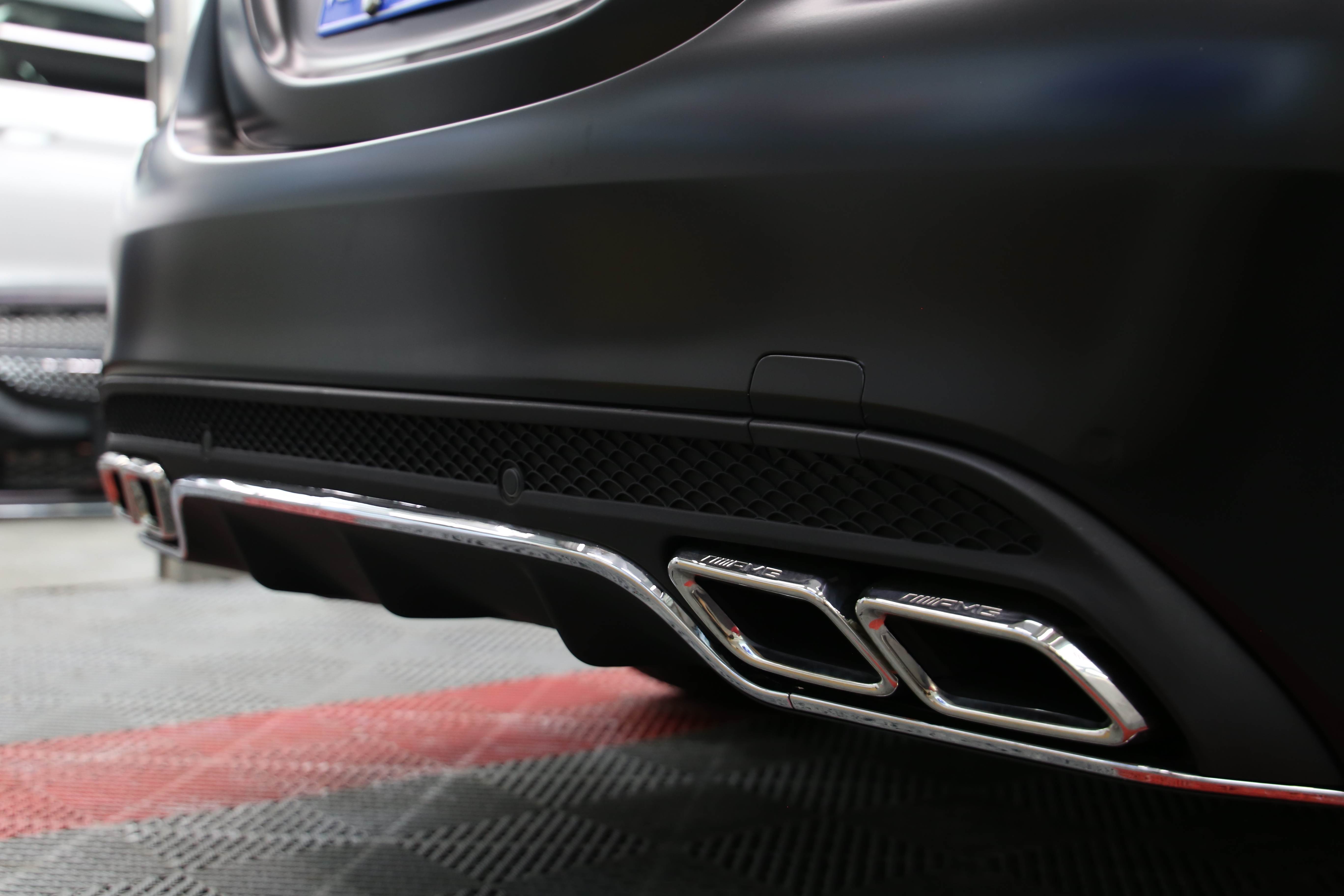 小姐姐的奔驰c260改色黑武士,改装后效果运动范十足