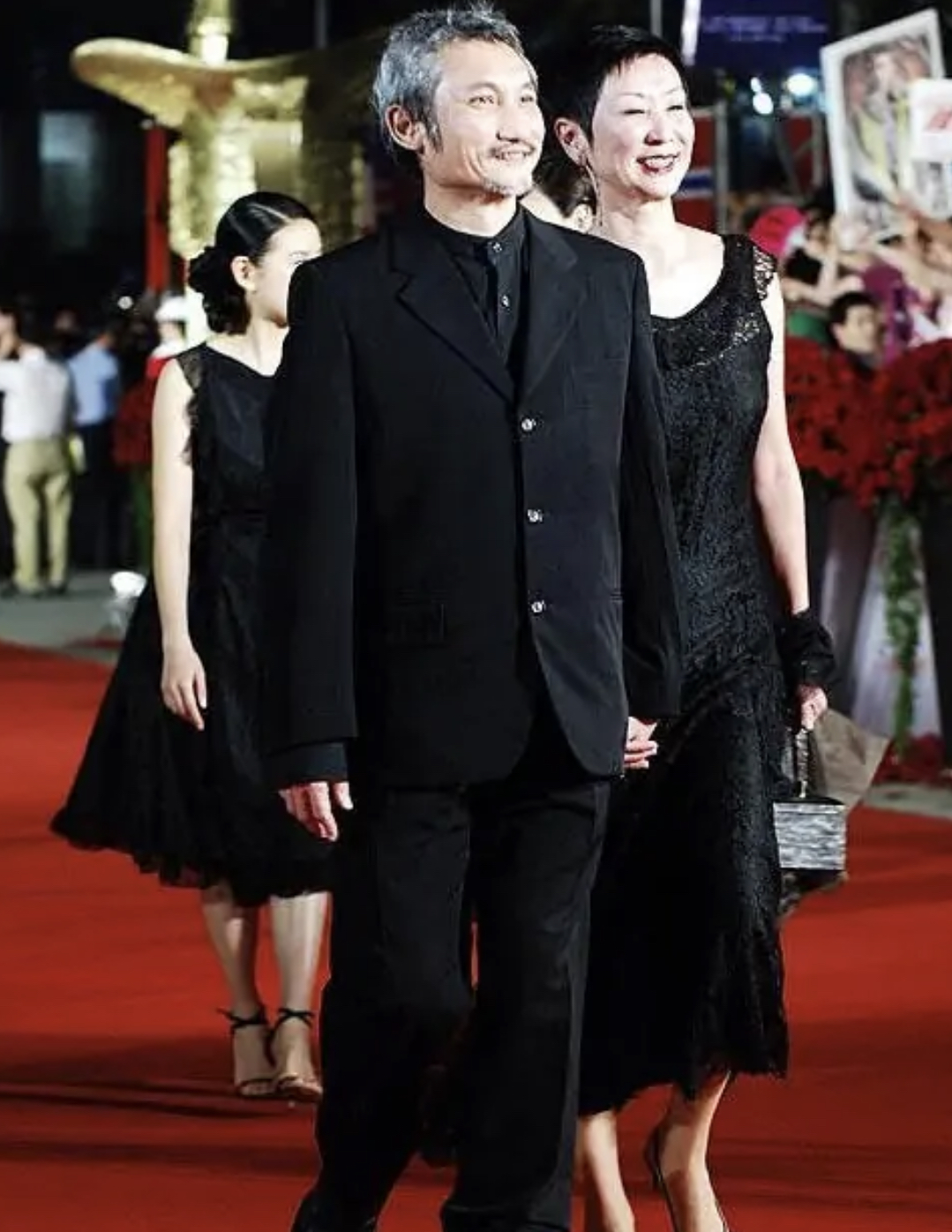 71岁名导徐克与女友深夜约会,牵手搭肩显亲密,女方染白发太抢镜