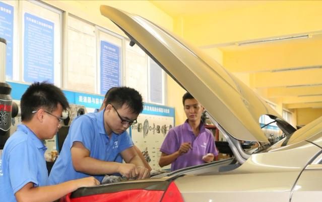 中考成绩不上不下，选“好技校”还是“烂高中”？毕业后差距明显