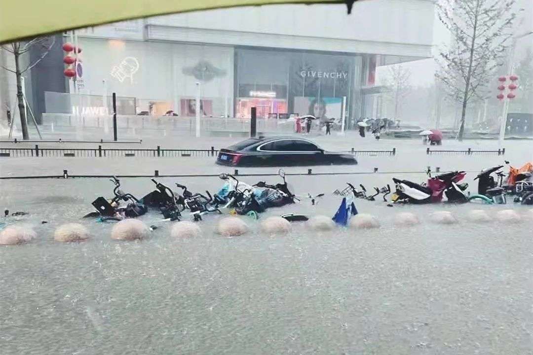 暴雨肆虐后的郑州车市：有人损失超百万，有人日进30万