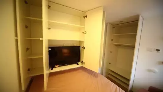 公婆、亲妈、夫妻俩住同一家，纸板隔成3间房，窄小难转身，隐私成谜