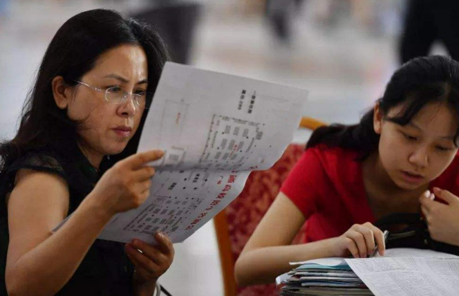 大学中经济学专业实力排名，复旦反超清华，上海交大位列第10