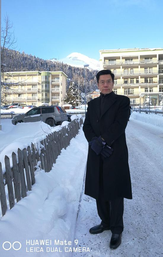 007、普京冬天出门都在穿大衣，男人怎么穿大衣显贵显帅？