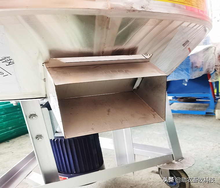 可以移動的干濕飼料攪拌機，是養(yǎng)殖場的好伴侶