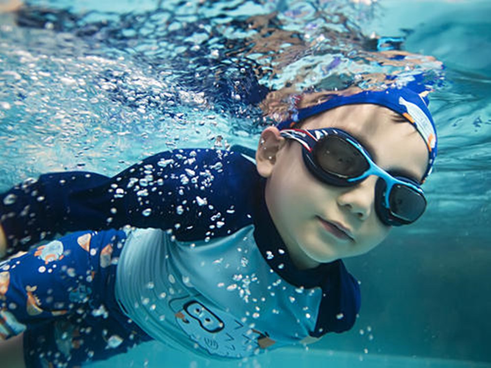 1)游泳宝宝的天生隐藏"游泳技能",也可称为"潜水反射",是新生儿无条件