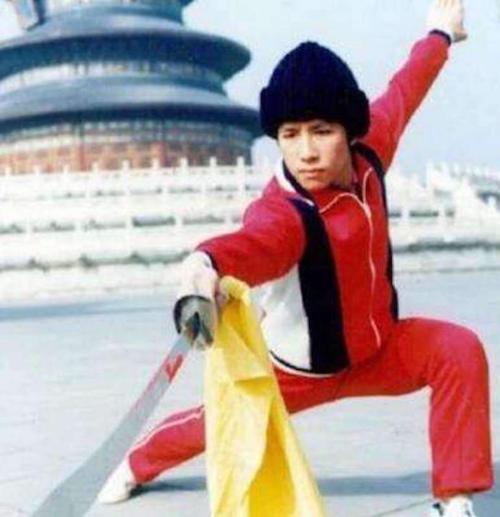 他是甄子丹的师傅，中国武坛唯一10连冠，却被3个混混打进医院