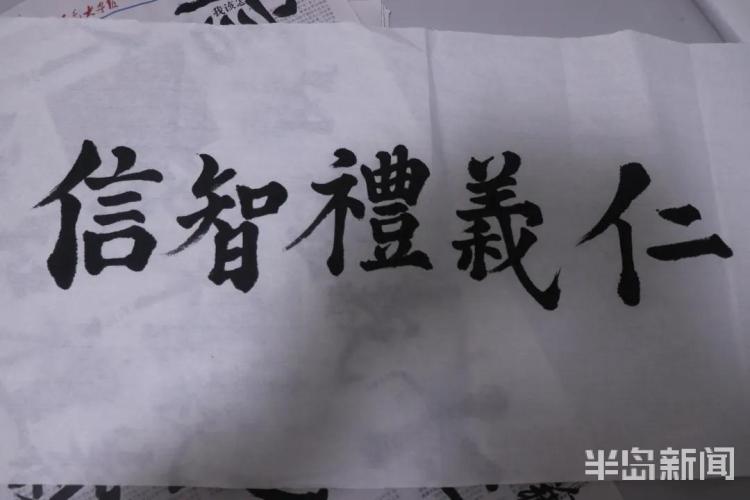 青大有个“宝藏门卫大爷”：62岁每天在保安室练字，上门求字的学生络绎不绝……