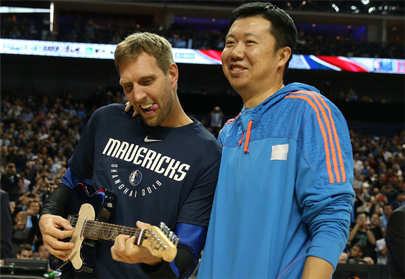 王治郅为什么在nba没名气(王治郅技术不亚于姚明，实力完胜阿联，为何最终却没能立足NBA？)