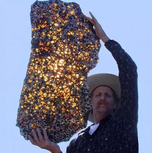 坠落青海的火流星重430吨，陨石到底多值钱，1克曾卖近10万
