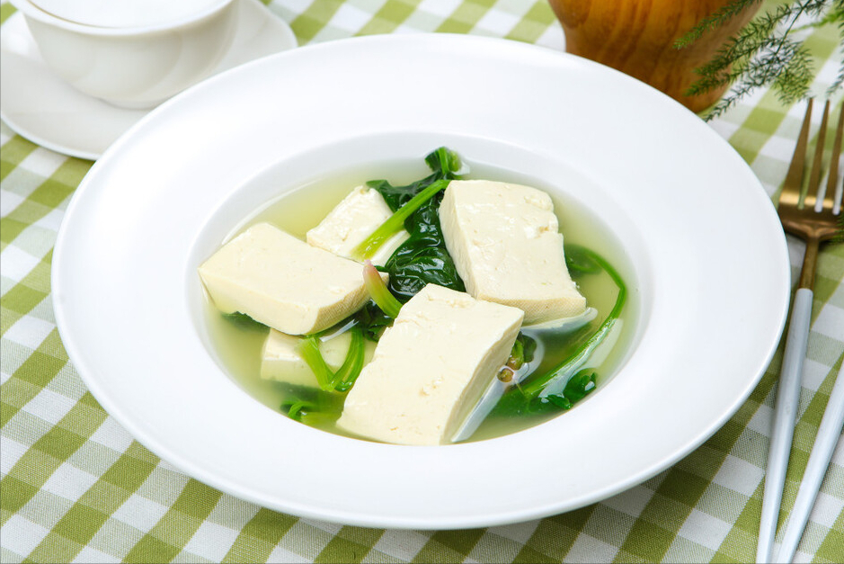 广东人做汤有一手，连豆腐汤都好喝，汤汁浓白，不放鸡精也很鲜