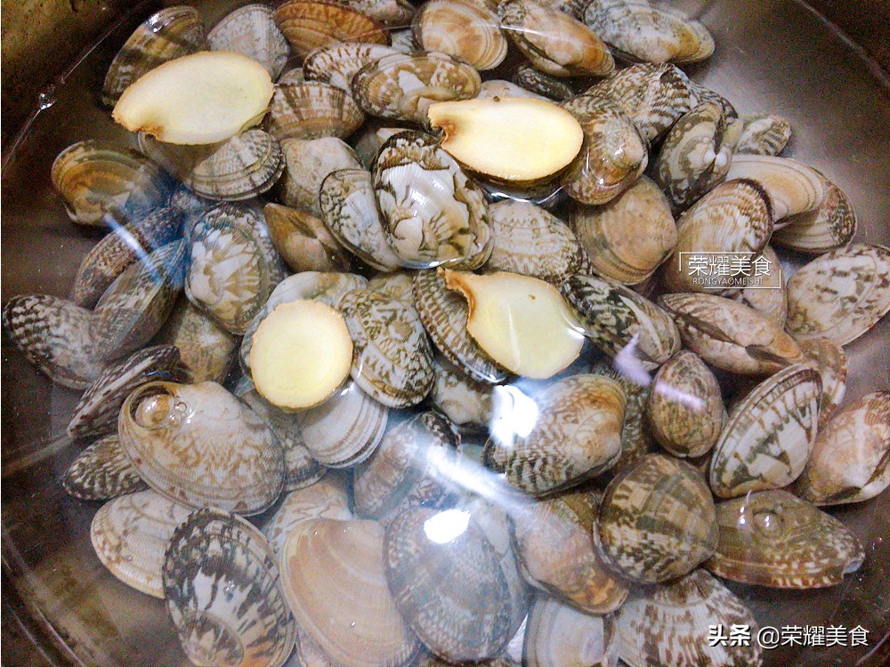 炒花蚬子前，让蚬子吐净泥沙和洗净是很有必要的，赶紧告诉家人