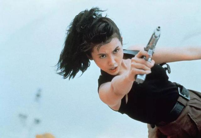 曾做著名导演10年“情人”，后嫁入豪门生3娃，今51岁成人生赢家