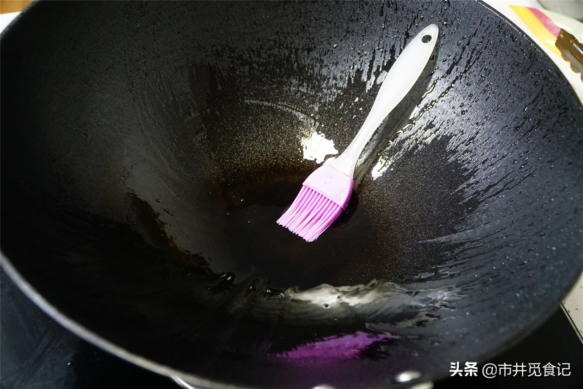 新铁锅买来别着急用，开锅这6步不能少，不生锈不粘锅，越用越光