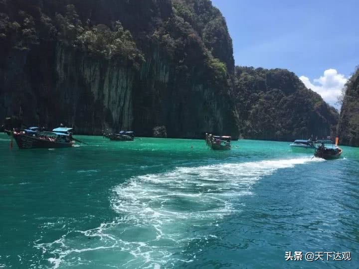 普吉岛是个由北向南延伸的狭长岛屿,面积与新加坡相近,岛上主要的地形