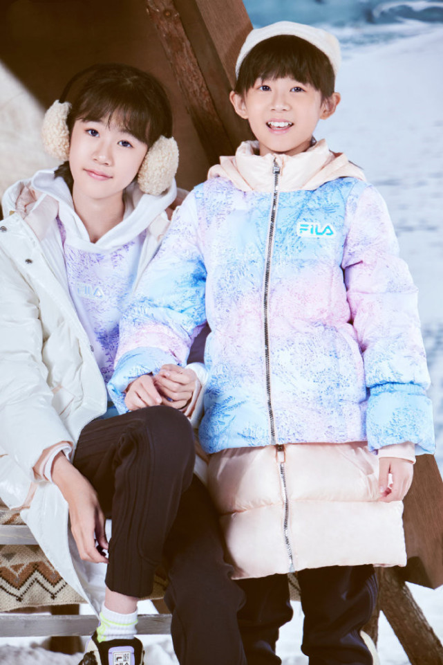 ​陆毅携妻女拍冬日大片，与鲍蕾牵手相依，结婚15年依旧喊她宝宝