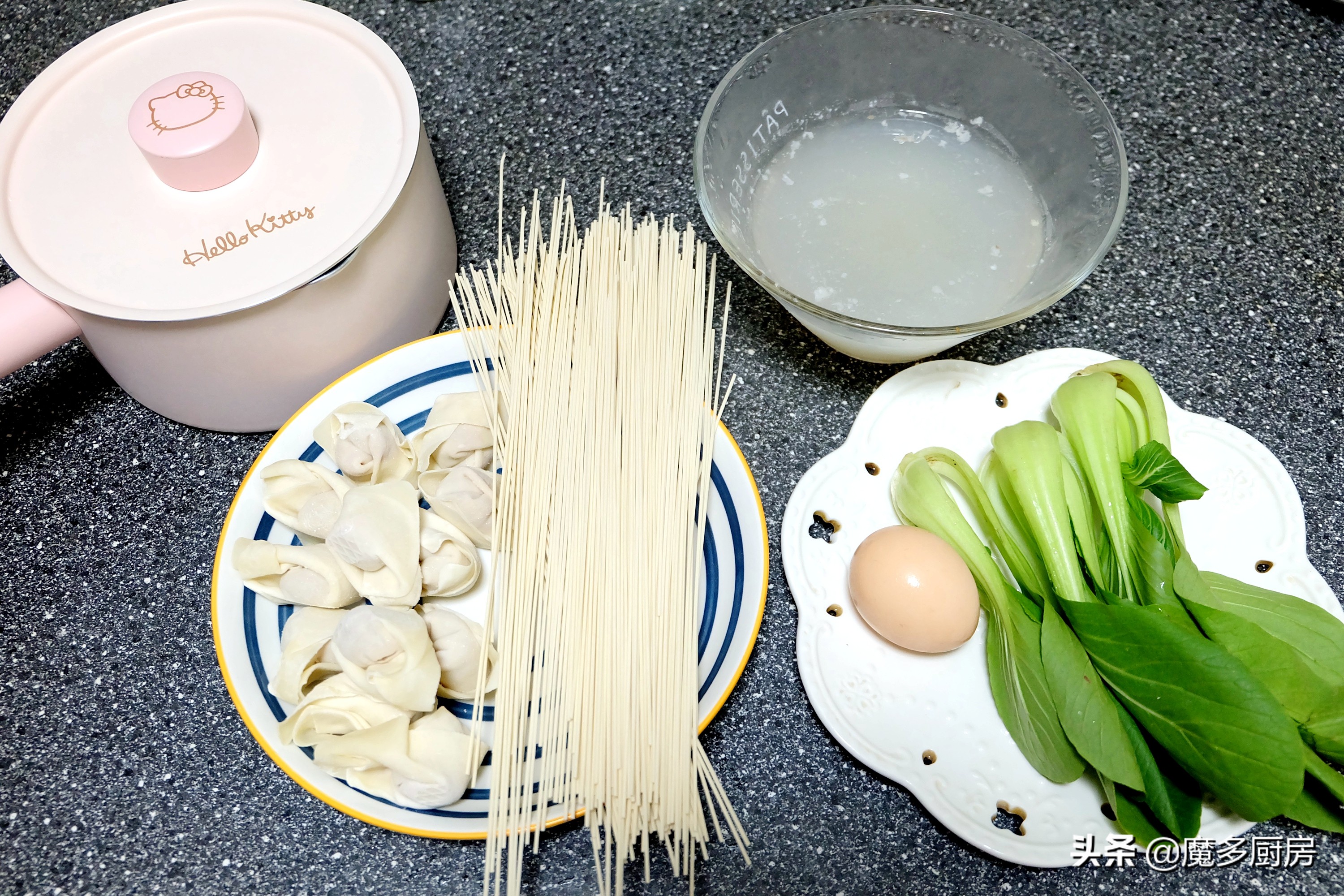 天冷了，花10分钟时间煮一锅馄饨面，吃得暖暖和和的，简单又美味