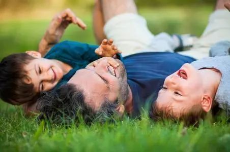 环卫工6年攒3万被儿子玩游戏一夜花光：不和孩子谈钱迟早会出问题