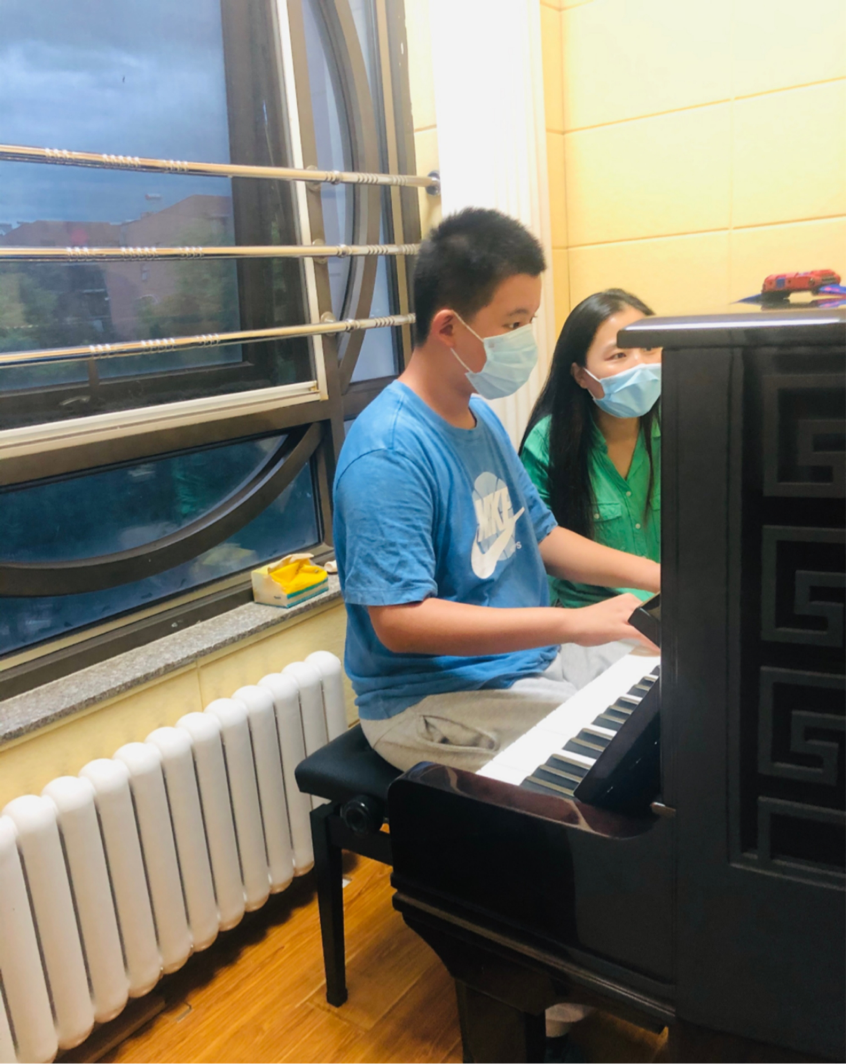 寇振海全家近照曝光，12歲兒子身高驚人，小21歲嬌妻十分顯老