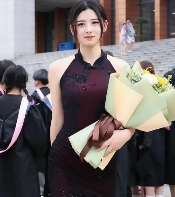 女网红冒充大学生被社死，私进高校摆拍被点名警告，引得网友热议