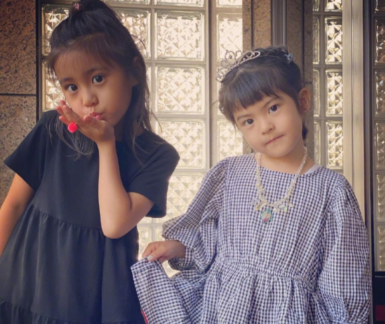 贾静雯晒三个女儿，咘咘最美，波妞女汉子，16岁梧桐妹打扮显成熟