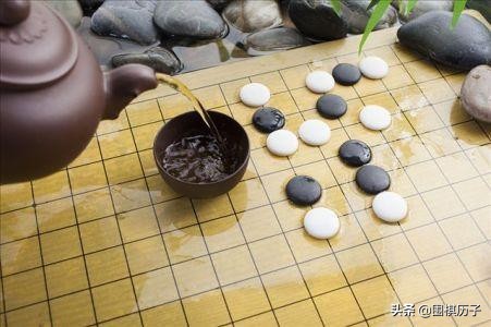 一颗围棋小棋子的自述，棋盘如人生，棋子如画笔。