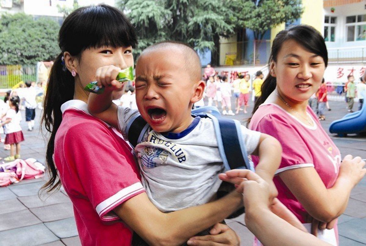 当孩子哭闹不愿意去幼儿园时，家长要明白什么该说，什么不该说