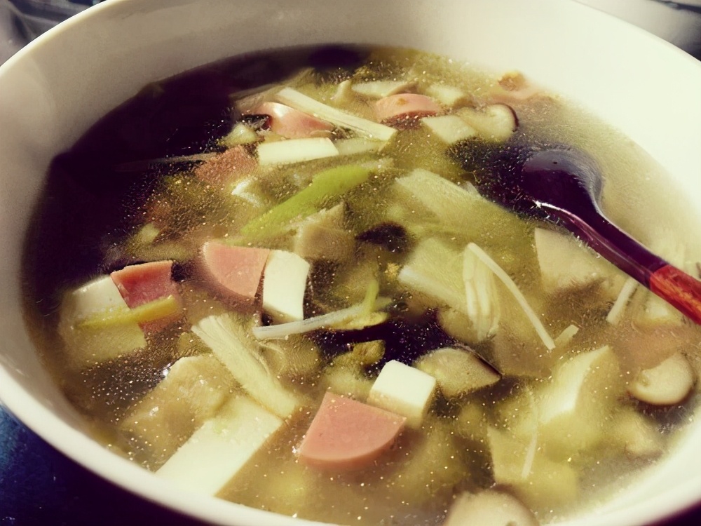 做好了的竹笋豆腐汤一打开盖子,香气就飘了出来,让人闻着就食欲满满