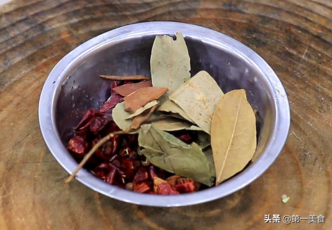 炖大鹅怎么做好吃（厨师长教你在家炖大鹅香辣入味）