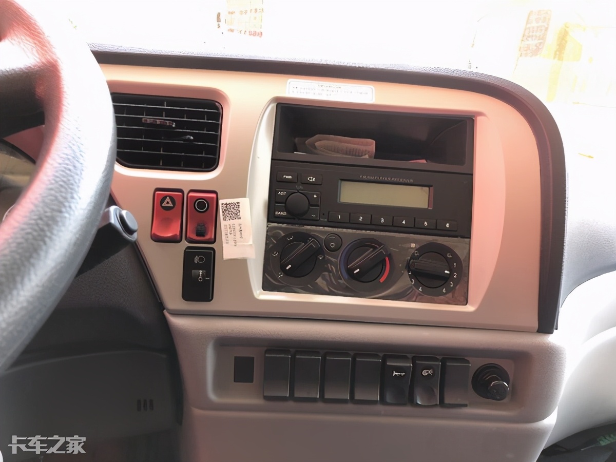 驾驶室简约而不简单