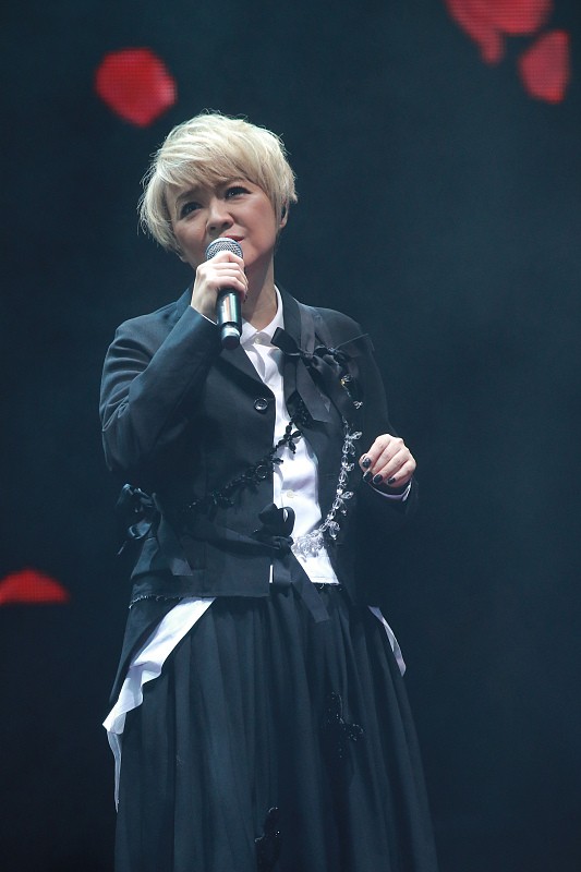 年近60的陈慧娴还是很时髦,黄色短发配黑白穿搭,时尚度不减