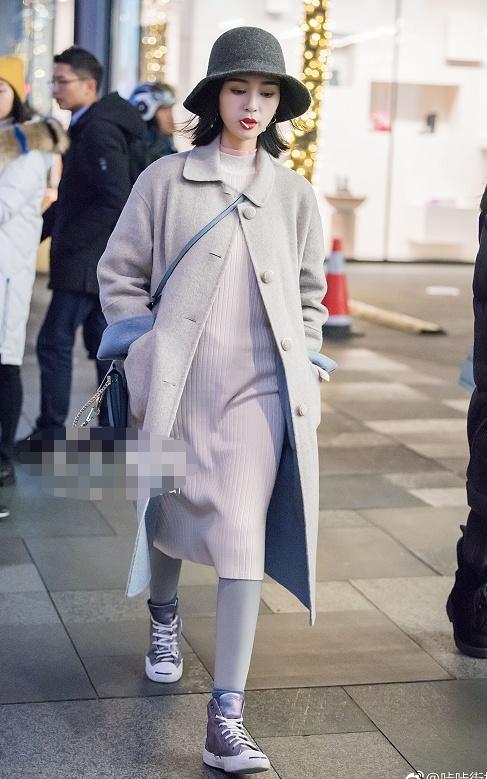 街拍：图三皮衣搭短裤，脚踩高跟鞋，一双白腿惹人眼，风情满满