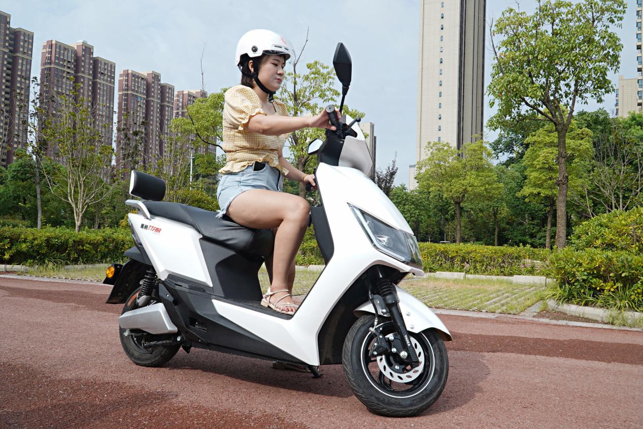 雅迪推出两款新车：2.0T7和2.0 E8，续航200公里，冬天也能跑长途
