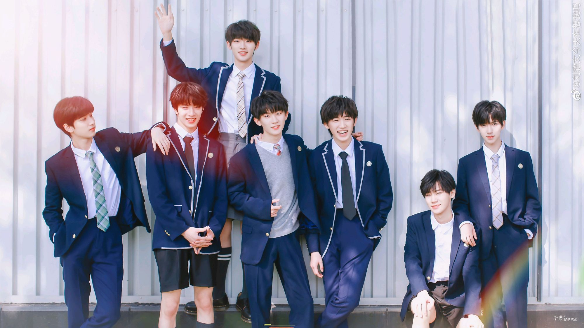 时代峰峻老板李飞被粉丝接机,网友评论太"笋"了