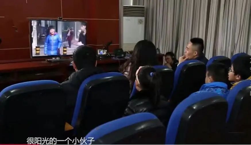 校门口的新型危险：仅凭免费玩具，陌生人轻松将孩子“骗”上车