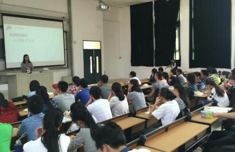 大学生“课程表”走红，不同专业差距大，网友：没有对比就没伤害