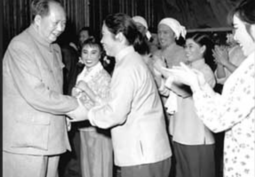 1959年邓小平考察河南，得知常香玉未入党：你们不发展她，我发展