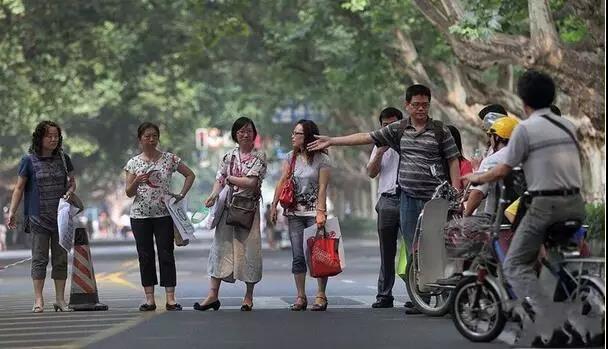 老照片回顾高考43年：哪一年最惊心动魄？