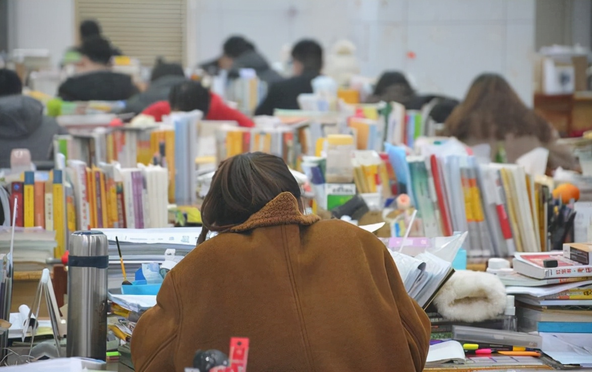 “考得上读不起”，研究生一年学费六位数，让学生和家长望而生畏