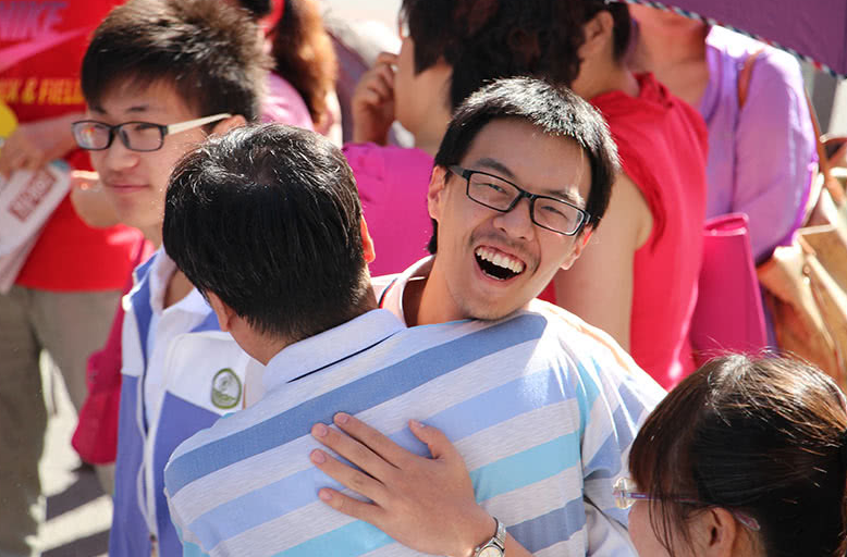 2021各地高考分数线出炉，文理科相差近百分，真是心疼文科生