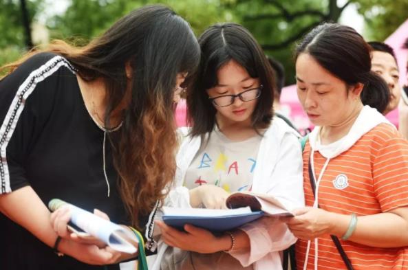 我国很豪华的几所大学宿舍，海景房配落地窗，很多学生都不想毕业