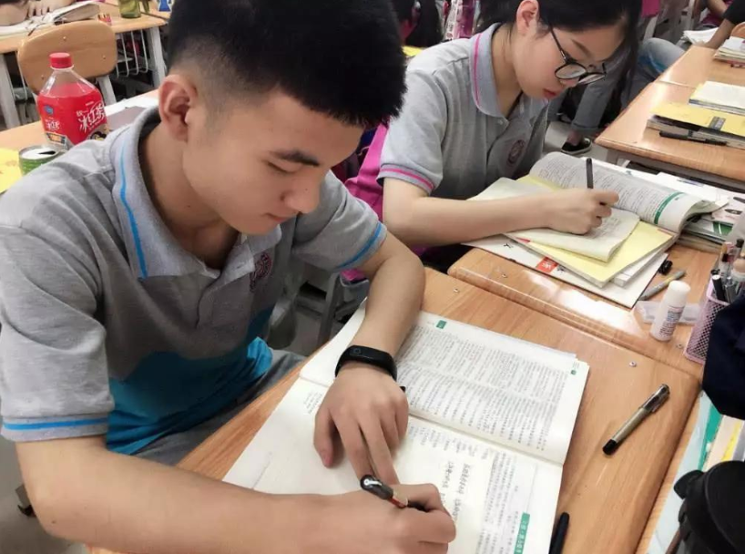 毕业于清华北大的明星，李健撒贝宁意料之中，马丽叫人惊喜