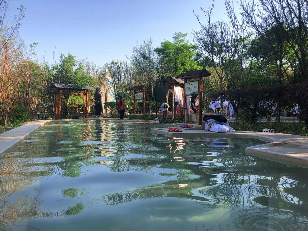 寻甸星河温泉(昆明周边泡温泉地,100个泉池:鲜花,红酒,2019年火了)