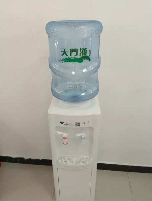 饮水机vs茶吧机，哪个更胜一筹？看完优缺点，才发现之前买错了