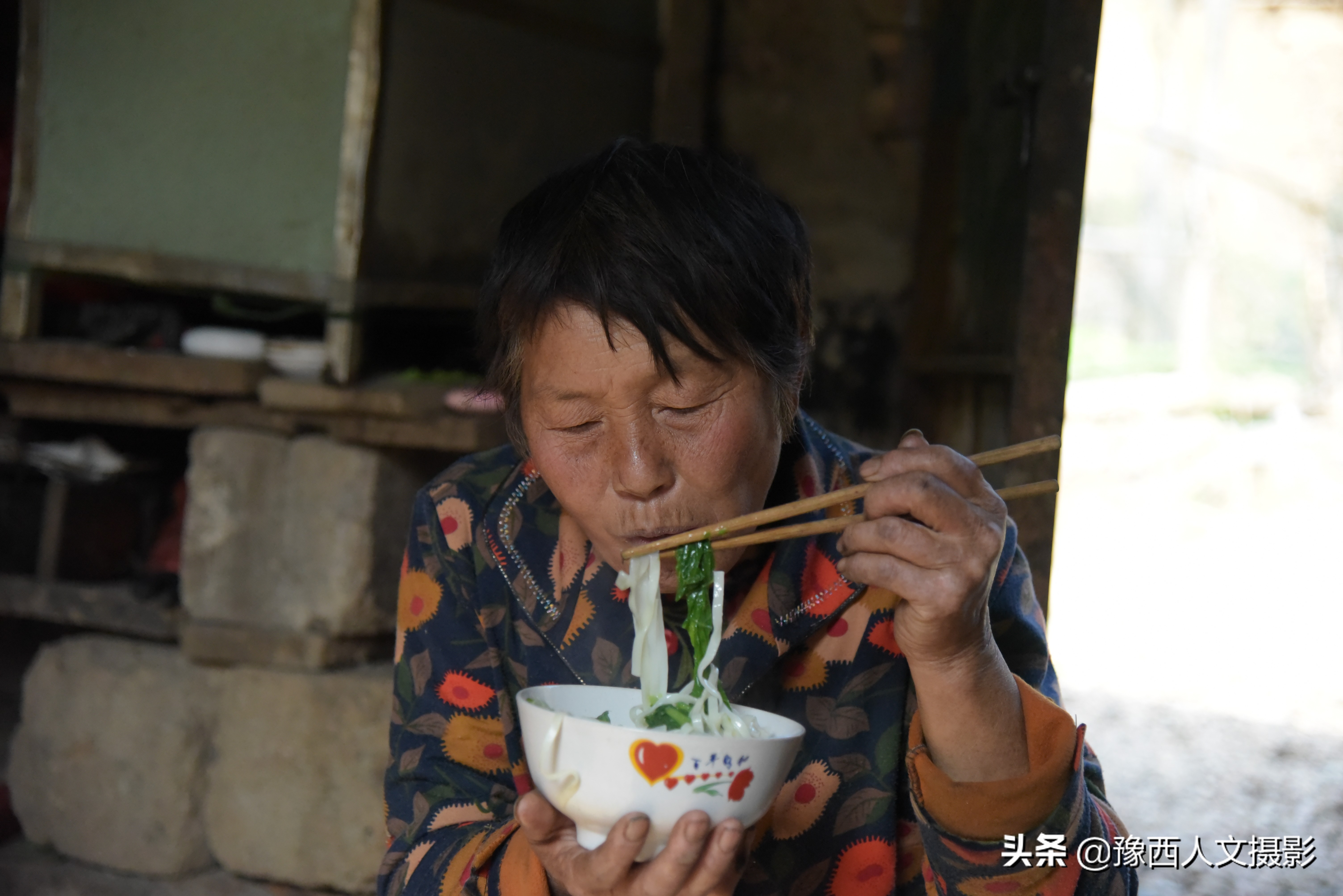 豫西深山里串门，给老两口送点小礼物，看他们拿什么招待稀罕客人