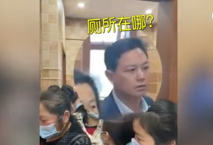 四川一景区3.8节厕所翻车，女人为入厕攻陷男厕所，上厕所的男人们慌了....