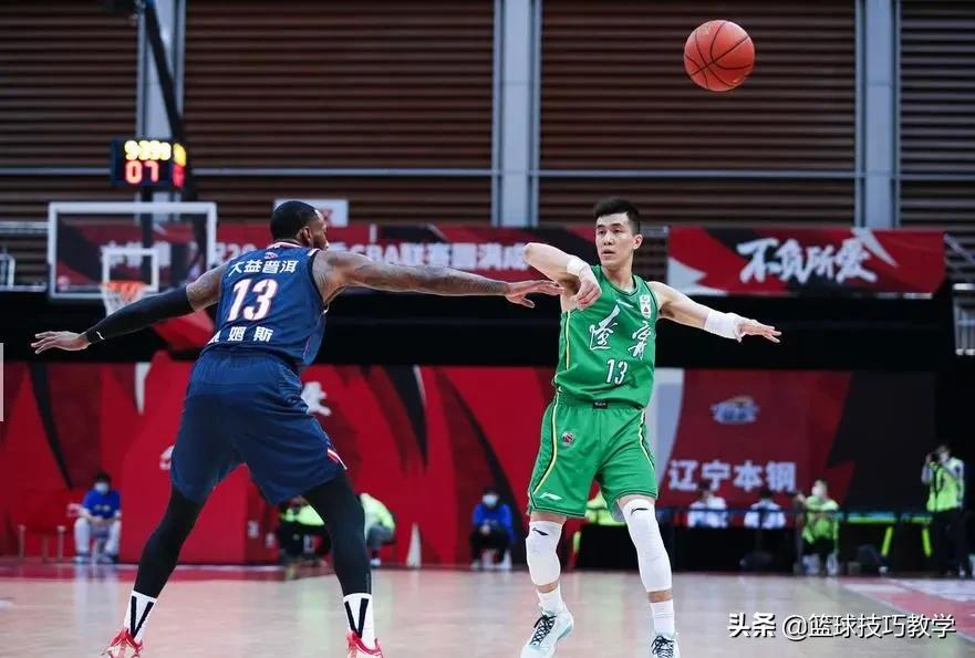 为什么nba上篮都要摔跤(郭艾伦上篮摔倒！神秘女子大喊：摔死你！球迷骂人几时休？)