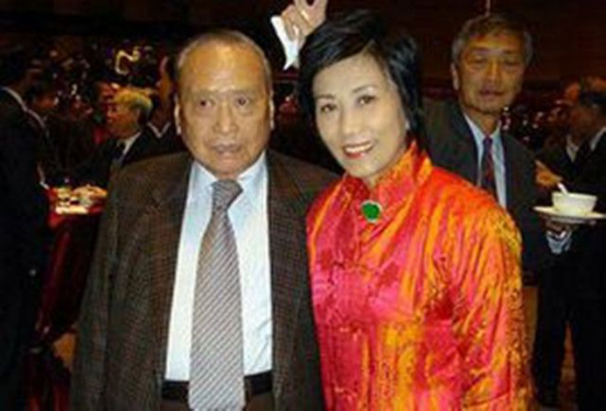 富豪邱德根：娶小姨子相伴，晚年老年痴呆，子女无一人愿照顾