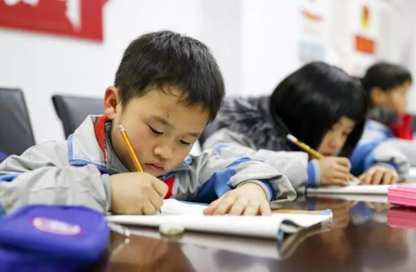 “家长不能什么都给孩子看”，小学生作文叫老师脸红，叫家长尴尬