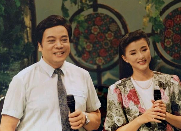 央视主持人杨澜的低调情史，跟初恋老公离婚后，再嫁百亿富豪