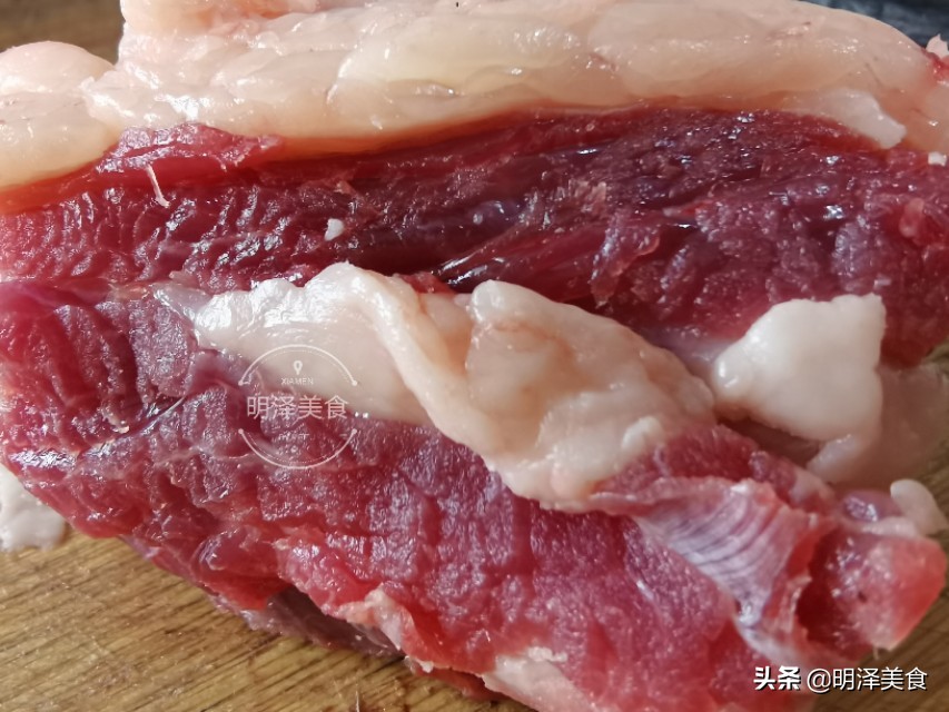 买牛肉，怎样区别鲜牛肉和注水牛肉？告诉你几个鉴别方法